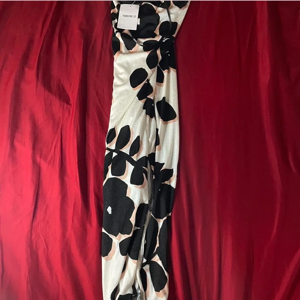 NEW WITH TAGS FLORAL DRESS - Picture 3 of 4
